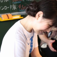 共闘するぞー!「共闘学園」開校式が開催 -プレイ方法を手取り足取り教えてくれる女性徒達をフォトレポート