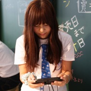 共闘するぞー!「共闘学園」開校式が開催 -プレイ方法を手取り足取り教えてくれる女性徒達をフォトレポート