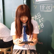 共闘するぞー!「共闘学園」開校式が開催 -プレイ方法を手取り足取り教えてくれる女性徒達をフォトレポート