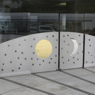 太陽と月が出迎えてくれます