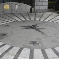 地面には天使と星のモチーフ