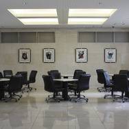 自然光が差し込む落ち着いたロビー