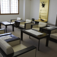 緊張感漂った応接室です