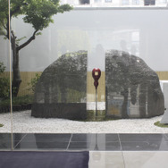 瓢箪がモチーフのオブジェと枯山水っぽい中庭