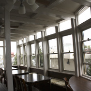 屋上はカフェ風の休憩スペース