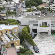 屋上からは本社ビルが見えます