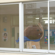 ふにょふにょと手をあげるなめこ