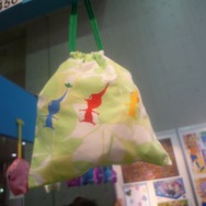 赤・青・黄、3色のピクミンが描かれた巾着