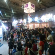 モニターの前は常に人だかりが