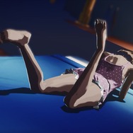 ベッドの上で頭を抱えるミカ。どうやら、彼女はモンドと一緒に住んでいるみたいだ