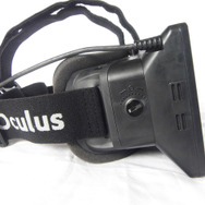 ヘッドセット横、中央のダイヤルを回してレンズと目の距離を調整可能