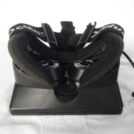 下から、中央の窪みは鼻が入るところです