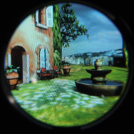 レンズを通して見える映像（片目）