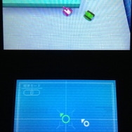 上画面の照準カーソルと下画面のタッチパネルで狙いを定めて、弾を発射