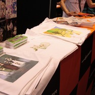 来場者にうちわなどを配布していた