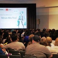 1000人収容の会場はぎっしり