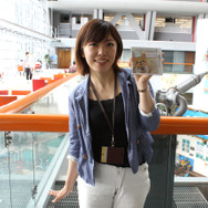 バンダイナムコゲームスのオフィスにて。後ろに『クマ・トモ』のポスターが貼ってあります!