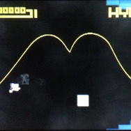 『BIT TRIP.FATE』は、ワイヤー上の自機を障害物や敵からの弾を避けながら移動させ、ボスを目指して進むゲーム