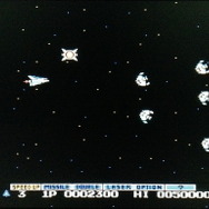 アーケード版で使用された当時のキャッチコピーは、「1.9.8.5. 宇宙ガ、マルゴト、ヤッテクル」