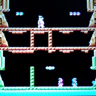 泥沼化した『アイスクライマー』に現れるサングラスにデカパンという出で立ちの「ホワイトベア」。強制スクロール間近です。