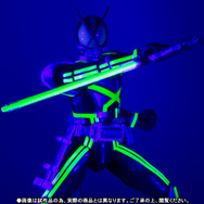S.H.Figuarts「仮面ライダーカイザ」が「GLOWING STAGE」のセットで登場、ダブルストリームが発光