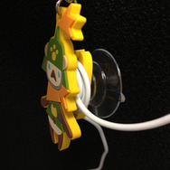 背中の吸盤でガジェットにピタッ