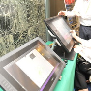 ワコムのペンタブレット。なぜかNIGORO楢村氏が本気の絵(人間の手)を描いていました。