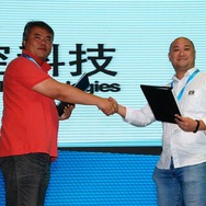 会場で調印式をすませ、握手するChukong社CEOのHaozhi Chen氏（左）とゲームロフトのカントリーマネージャ、Eric Tan氏（右）