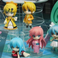 【ワンフェス2013夏】ファミマVer.のミク・リン・レン、痛車も―フォトレポート/VOCALOID