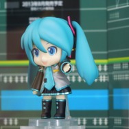 【ワンフェス2013夏】ファミマVer.のミク・リン・レン、痛車も―フォトレポート/VOCALOID