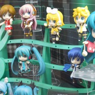 【ワンフェス2013夏】ファミマVer.のミク・リン・レン、痛車も―フォトレポート/VOCALOID