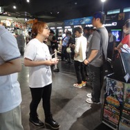 しよんこTシャツを着たスタッフが整理券を配布