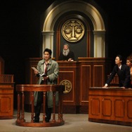 事件の影には矢張とオバチャン？！トノサマンによる大立ち回りや法廷バトルも披露された舞台「逆転裁判 ～逆転のスポットライト～」ゲネプロ公演