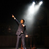 事件の影には矢張とオバチャン？！トノサマンによる大立ち回りや法廷バトルも披露された舞台「逆転裁判 ～逆転のスポットライト～」ゲネプロ公演