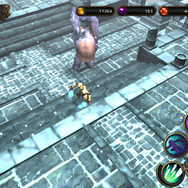 雪男は両腕をゆっくり大きく振り上げたら、地面に腕を叩き付けてきます。