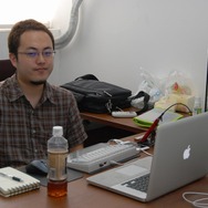 青木氏のデスク