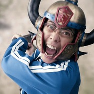 共闘先生が巨人越え!?新TVCM「先生の突撃」篇が8月23日より放映開始