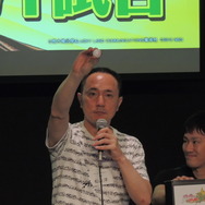 トーナメント参加者を抽選する松山氏