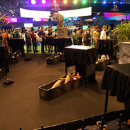 GC 13: コナミ『Castlevania: Lords of Shadow 2』ブースは棺桶に横たわってゲームをプレイ！