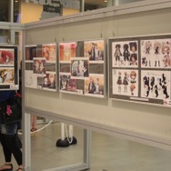 開催会場が追加!「ダンガンロンパ The Animation展 ~希望ヶ峰学園 体験入学~in東京アニメセンター」をフォトレポート ― 学級裁判のセットや原画・資料が展示