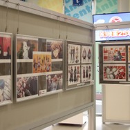 開催会場が追加!「ダンガンロンパ The Animation展 ~希望ヶ峰学園 体験入学~in東京アニメセンター」をフォトレポート ― 学級裁判のセットや原画・資料が展示