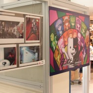 開催会場が追加!「ダンガンロンパ The Animation展 ~希望ヶ峰学園 体験入学~in東京アニメセンター」をフォトレポート ― 学級裁判のセットや原画・資料が展示