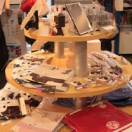 開催会場が追加!「ダンガンロンパ The Animation展 ~希望ヶ峰学園 体験入学~in東京アニメセンター」をフォトレポート ― 学級裁判のセットや原画・資料が展示