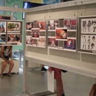 開催会場が追加!「ダンガンロンパ The Animation展 ~希望ヶ峰学園 体験入学~in東京アニメセンター」をフォトレポート ― 学級裁判のセットや原画・資料が展示