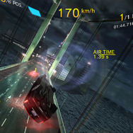 きりもみ回転しながら飛びます。