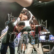 円陣を組み、気合を入れる