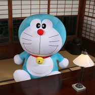 ほぼ実物大！？ドラえもんの等身をイメージした超ビッグサイズの「とっても大きなドラえもんぬいぐるみ」登場