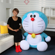 ほぼ実物大！？ドラえもんの等身をイメージした超ビッグサイズの「とっても大きなドラえもんぬいぐるみ」登場