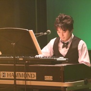 水城賢二さん(ハモンドオルガン)