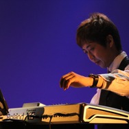 テルミンの要領で音を操る成田氏